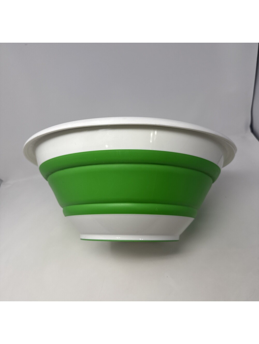 Green and White Pampered Chef 2 QT Collapsible Bowl with Lid